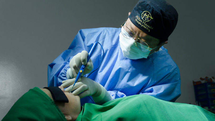 Milton Seigi Hayashi analisa as técnicas de lifting facial mais seguras e eficazes.