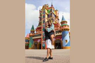 Non Stop registra a energia contagiante do casal Jaque Sobrinho e Diego em uma viagem cheia de cor e emoção. (CRÉDITOS: @eutonoparque)