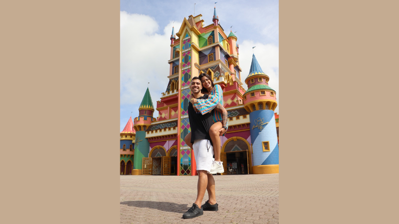 Non Stop registra a energia contagiante do casal Jaque Sobrinho e Diego em uma viagem cheia de cor e emoção. (CRÉDITOS: @eutonoparque)