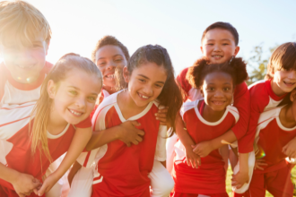 Você sabia que o esporte é uma poderosa ferramenta de desenvolvimento social na escola? Sergio Bento de Araújo explica como essa prática transforma valores, inclusão e aprendizado.