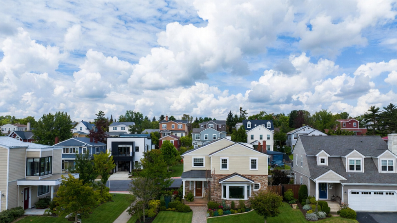 Decisões de investimento imobiliário guiadas pelo comportamento humano segundo Alex Nabuco dos Santos.
