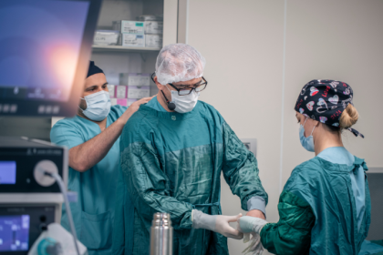Dr. Haeckel Cabral Moraes explica as opções cirúrgicas no lifting de sobrancelhas.