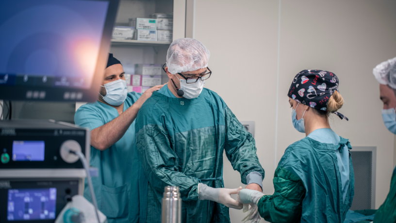 Dr. Haeckel Cabral Moraes explica as opções cirúrgicas no lifting de sobrancelhas.