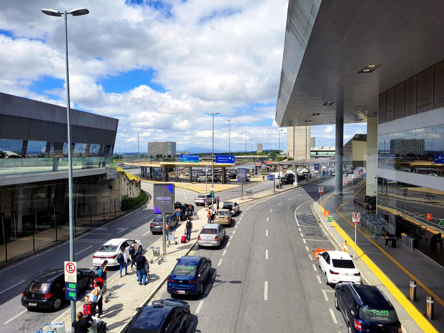 Movimentação de passageiros na entrada do Aeroporto Internacional de Confins, em Belo Horizonte.