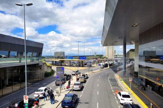 Movimentação de passageiros na entrada do Aeroporto Internacional de Confins, em Belo Horizonte.