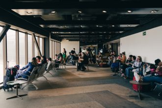 Passageiros aguardam em uma área de espera do aeroporto de São Paulo.