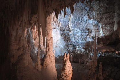 Formações rochosas, estalactites e texturas naturais no interior de uma caverna